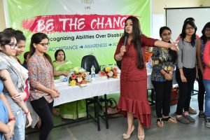 4-varija-bajaj-conducting-student-workshop